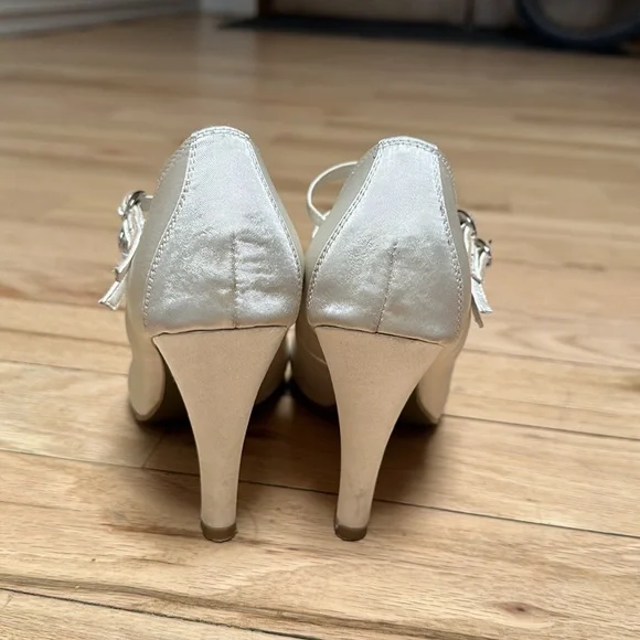 Audrey Brooke ivory heels - Picture 2 of 6